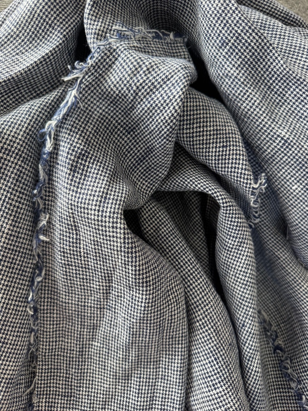 NWOT, FOG LINEN WORK, TUZ 100% LINEN SCARF W/ TINY NAVY/WHITE HOUNDSTOOTH CHECK